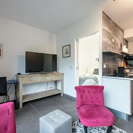 New Listing - 1 Bed Apt,air-con,beach Access,sea Apartment Antibes
