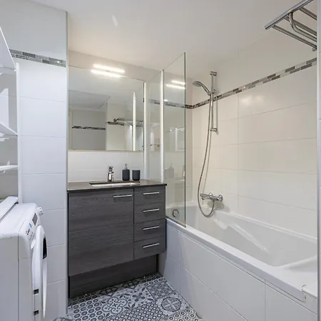 New Listing - 1 Bed Apt,air-con,beach Access,sea Apartment Antibes